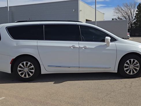 Used 2017 Chrysler Pacifica Touring-L image 9