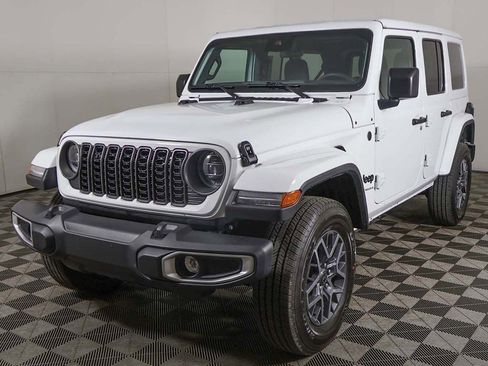 Used 2025 Jeep Wrangler Unlimited Sahara AWD/4WD image 6