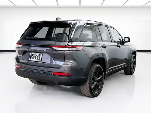Used 2023 Jeep Grand Cherokee Altitude AWD/4WD image 4
