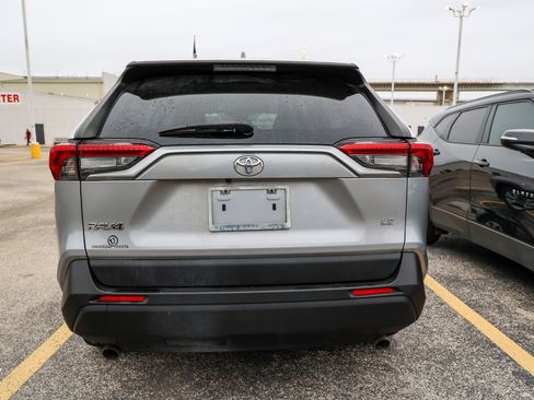 Used 2019 Toyota RAV4 LE FWD image 9