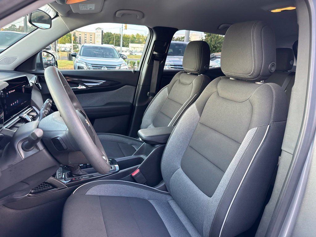 Used 2025 Chevrolet TrailBlazer LT AWD/4WD image 13
