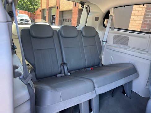 Used 2009 Chrysler Town & Country Touring FWD image 23