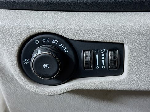 Used 2024 Chrysler Pacifica Touring-L image 9