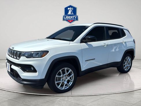 Used 2023 Jeep Compass Latitude AWD/4WD image 3