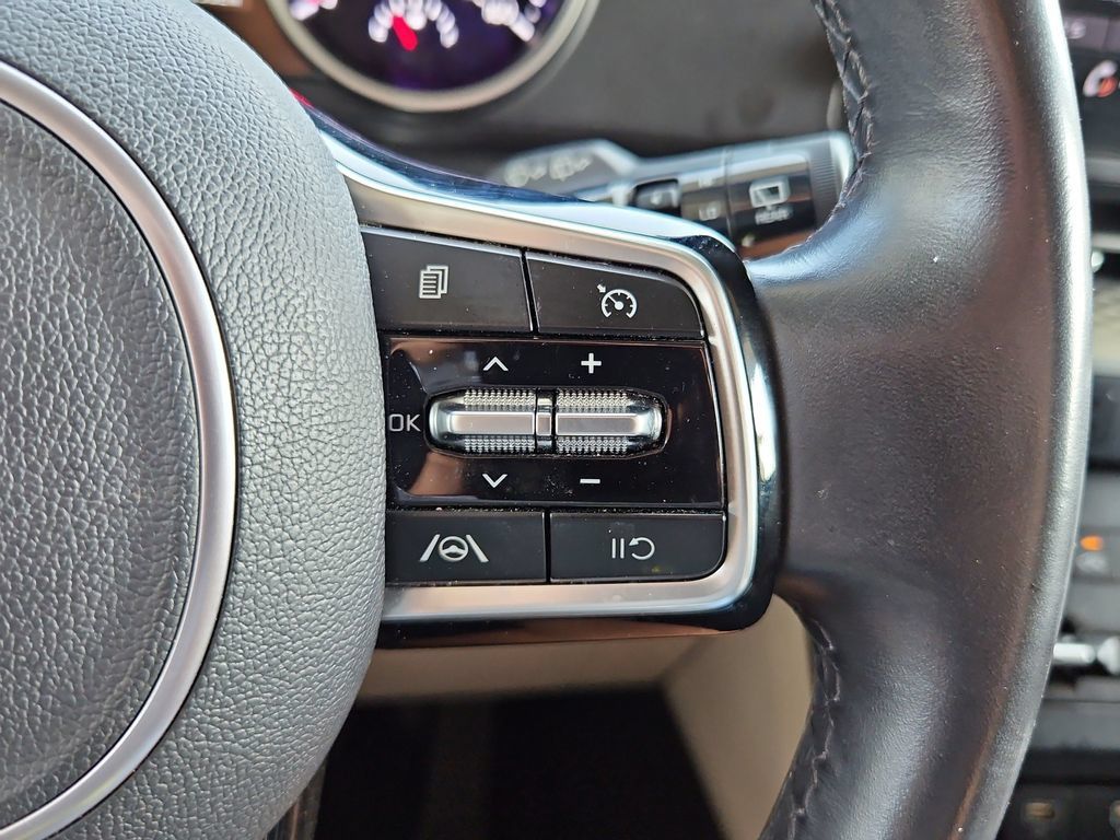 Used 2024 Kia Carnival LX FWD image 12