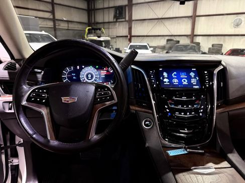 Used 2017 Cadillac Escalade Premium Luxury RWD image 32