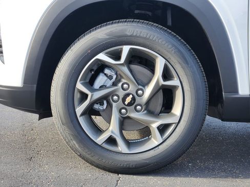 New 2026 Chevrolet Trax LT w/ Driver Confidence Package FWD image 7