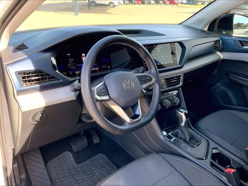 Used 2023 Volkswagen Taos SE w/ Panoramic Sunroof Package FWD image 18