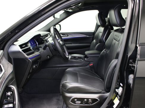Used 2023 Jeep Grand Cherokee Overland w/ Advanced Protech Group III AWD/4WD image 19