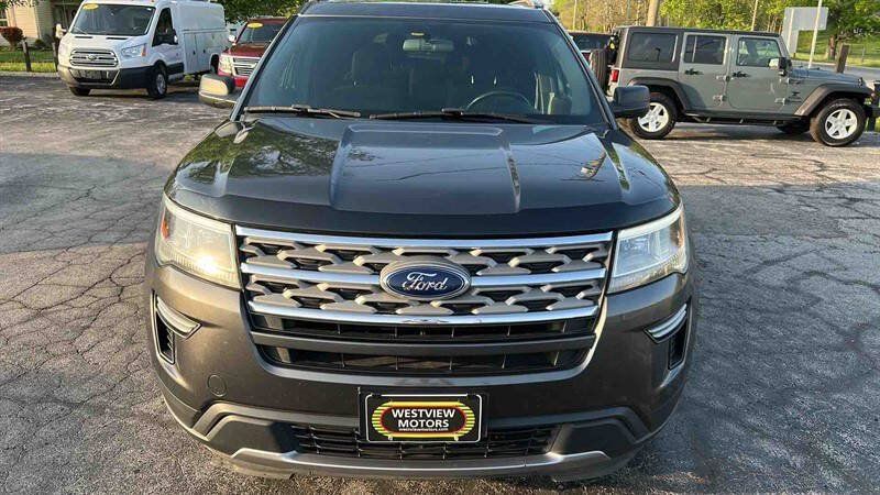 Used 2018 Ford Explorer XLT AWD/4WD image 3
