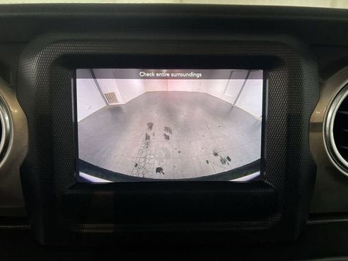 Used 2019 Jeep Wrangler Unlimited Sahara AWD/4WD image 14