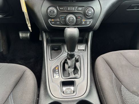 Used 2019 Jeep Cherokee Latitude w/ Popular Appearance Group image 25