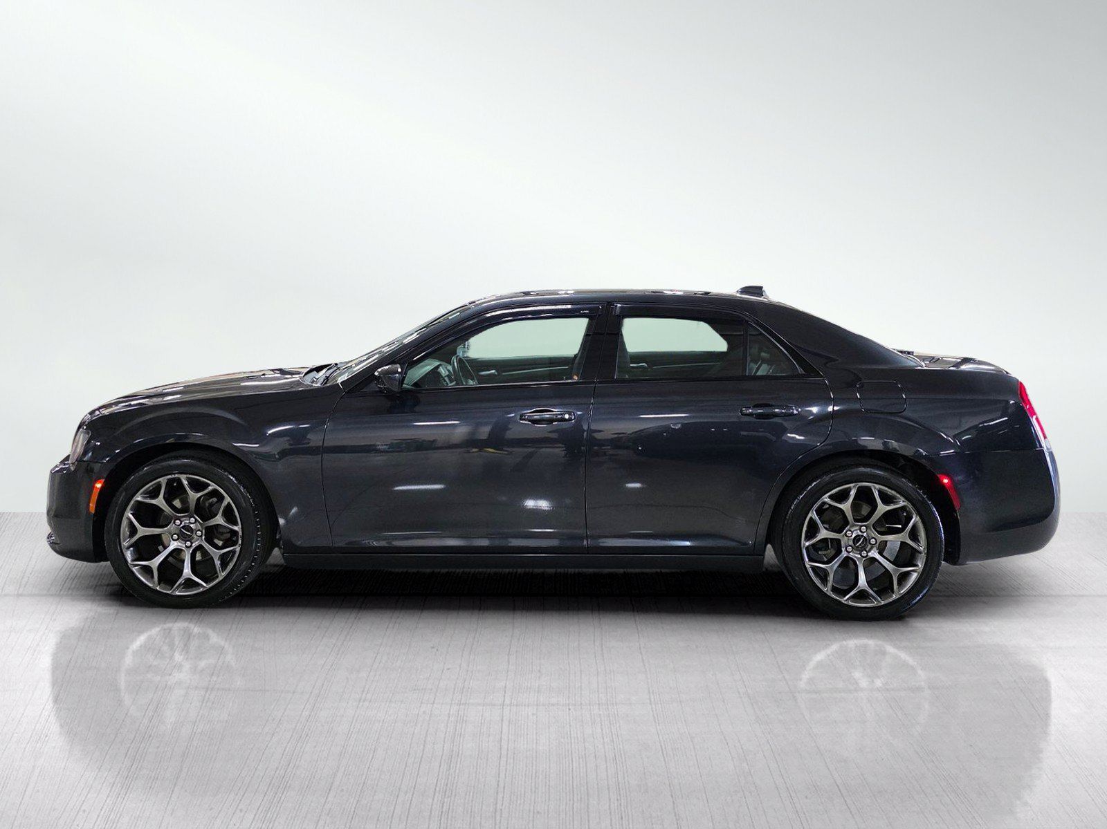 Used 2015 Chrysler 300 S RWD image 4