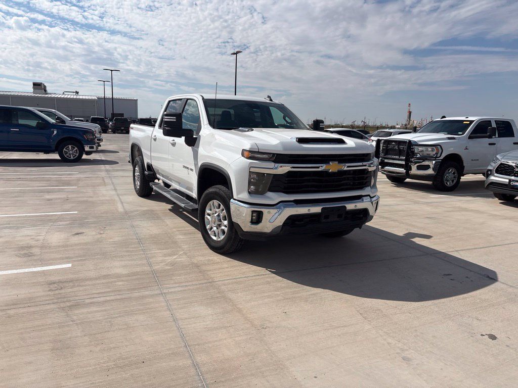 Used 2025 Chevrolet Silverado 3500 LT w/ Safety Package AWD/4WD image 16