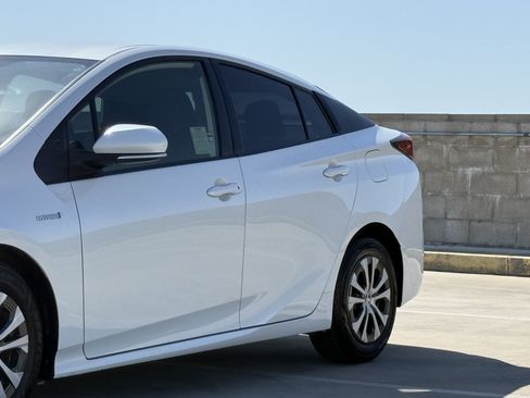 Used 2021 Toyota Prius LE w/ Carpet Mat Package (TMS) AWD/4WD image 9
