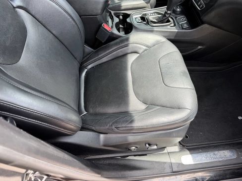 Used 2019 Jeep Cherokee Limited AWD/4WD image 16