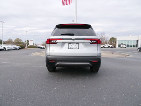 Used 2024 Toyota Grand Highlander Limited image 3