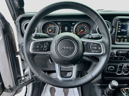 Used 2018 Jeep Wrangler Unlimited Sahara AWD/4WD image 11