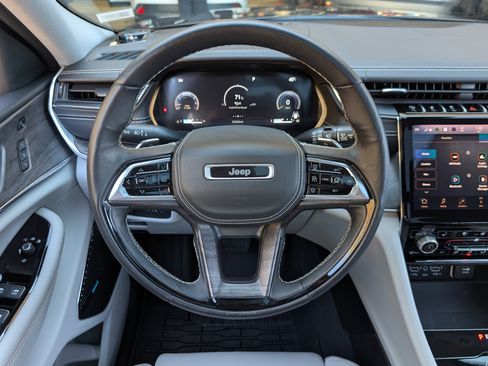 Used 2022 Jeep Grand Cherokee Overland w/ Adv Protech Group III image 24