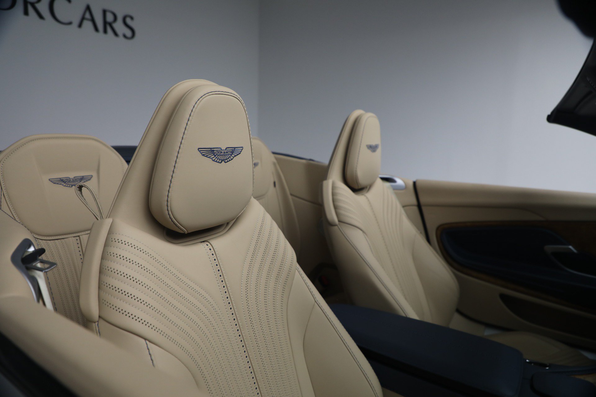 Used 2022 Aston Martin DB11 Volante RWD image 42