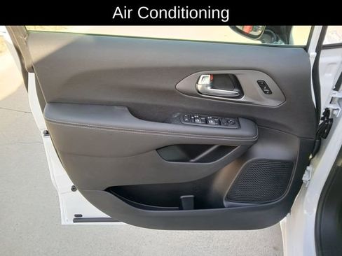 New 2026 Chrysler Pacifica Select image 13