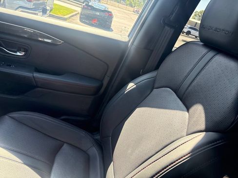 Used 2025 Honda Pilot Black Edition image 17