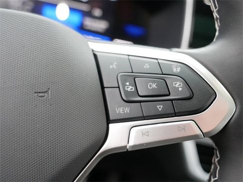 Certified 2025 Volkswagen Taos SE image 26