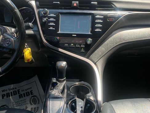 Used 2020 Toyota Camry SE FWD image 11