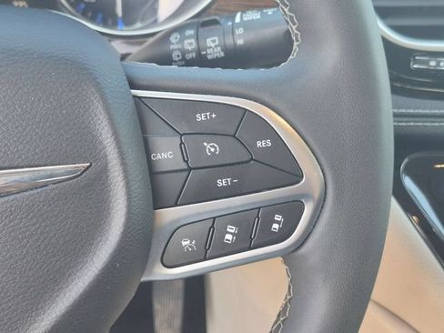Used 2023 Chrysler Pacifica Limited FWD image 21