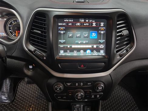 Used 2017 Jeep Cherokee Trailhawk w/ Comfort & Convenience Group image 22