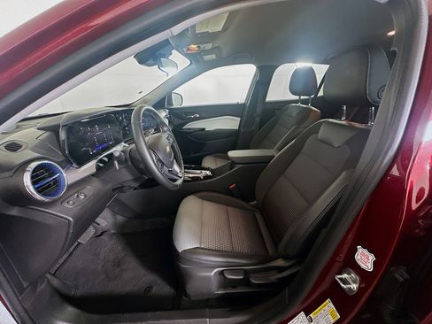 Used 2025 Chevrolet Trax LT w/ LT Convenience Package image 13