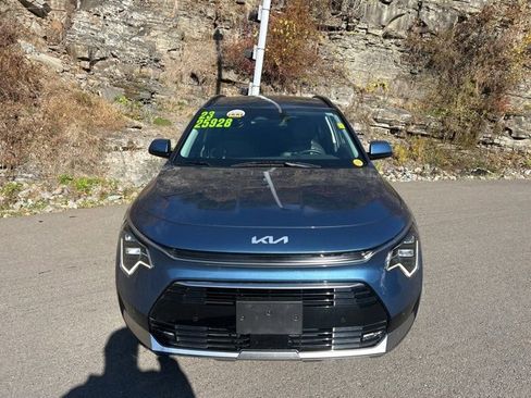 Used 2023 Kia Niro SX Touring image 2