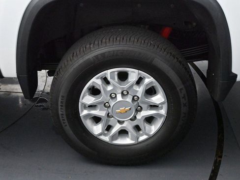 Used 2025 Chevrolet Silverado 2500 LT AWD/4WD image 32