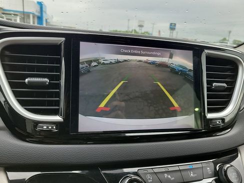 Used 2023 Chrysler Pacifica Touring-L FWD image 17