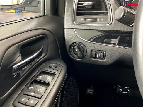 Used 2014 Chrysler Town & Country S FWD image 15