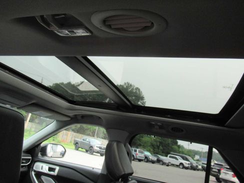 Used 2023 Ford Explorer Limited w/ Limited Technology Package AWD/4WD image 17