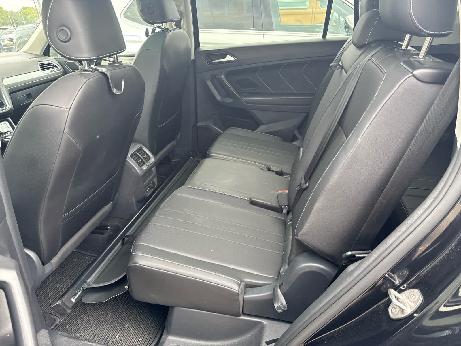 Certified 2023 Volkswagen Tiguan SE w/ Panoramic Sunroof Package FWD image 5