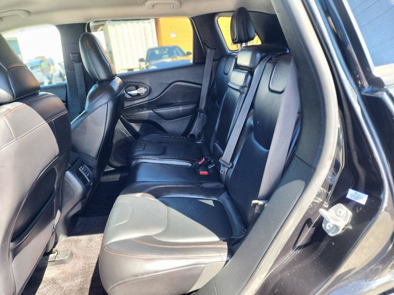 Used 2016 Jeep Cherokee Trailhawk w/ Leather Interior Group AWD/4WD image 23