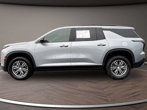 Used 2024 Chevrolet Traverse LT AWD/4WD image 8