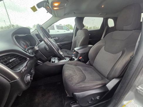 Used 2019 Jeep Cherokee Latitude w/ Cold Weather Group AWD/4WD image 25