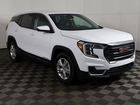 Used 2024 GMC Terrain SLE image 2