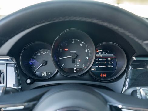 Certified 2025 Porsche Macan image 12