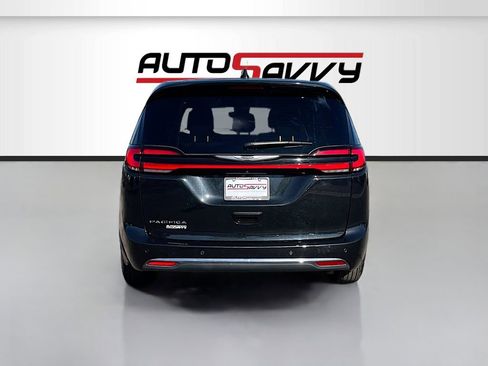 Used 2023 Chrysler Pacifica Touring FWD image 6