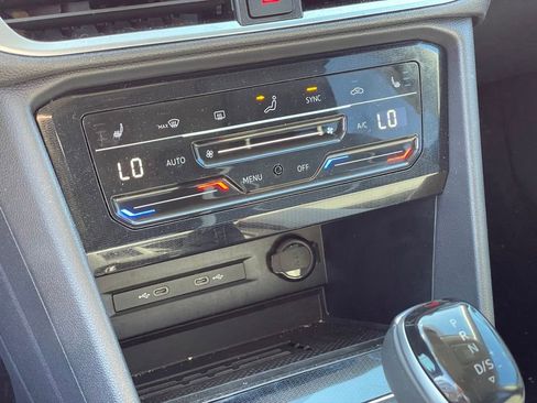 Certified 2025 Volkswagen Taos SE w/ Panoramic Sunroof Package image 19