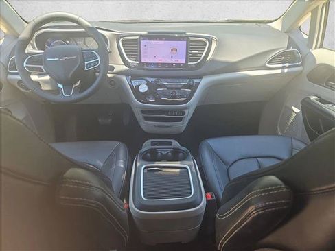 Used 2024 Chrysler Pacifica Touring-L FWD image 16
