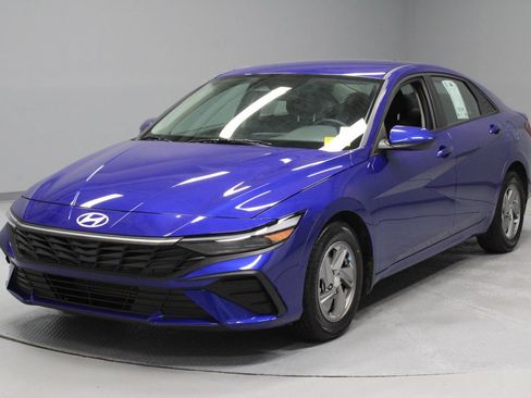 Used 2025 Hyundai Elantra SE FWD image 6