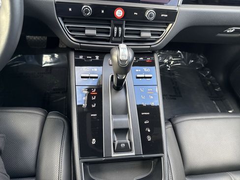 Used 2024 Porsche Macan image 20