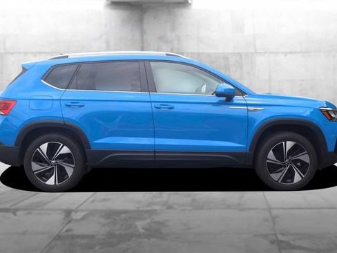 Certified 2024 Volkswagen Taos SE w/ Panoramic Sunroof Package AWD/4WD image 5