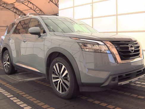 Used 2024 Nissan Pathfinder Platinum w/ Cargo Package FWD image 1