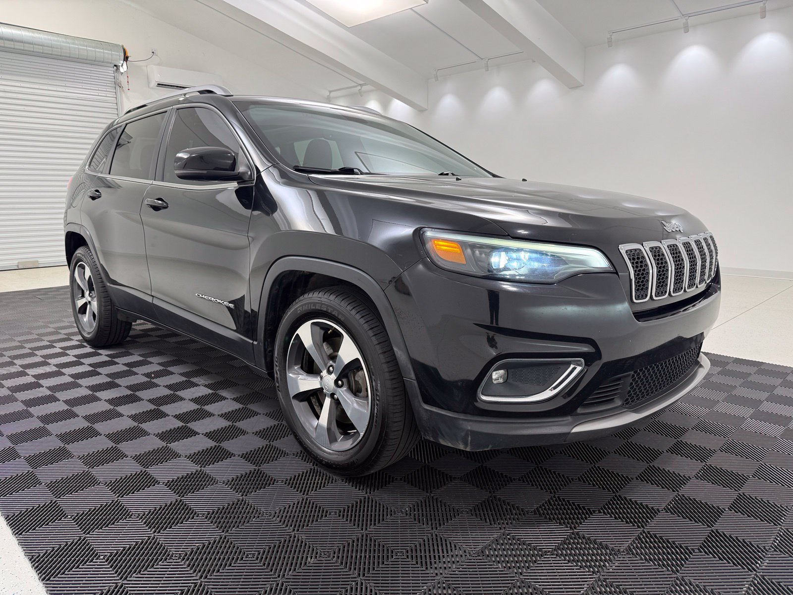 Used 2019 Jeep Cherokee Limited w/ Trailer Tow Group FWD image 1